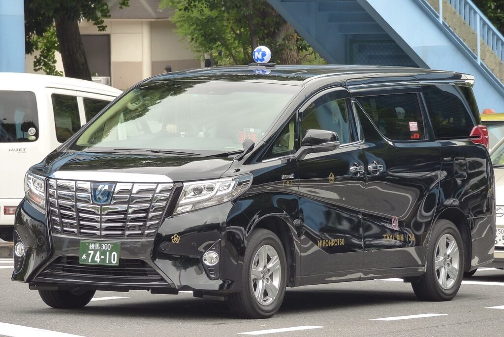 停在路邊的 Toyota Alphard 包車
