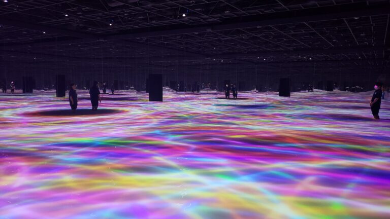 teamLab Planets 東京的光影水池