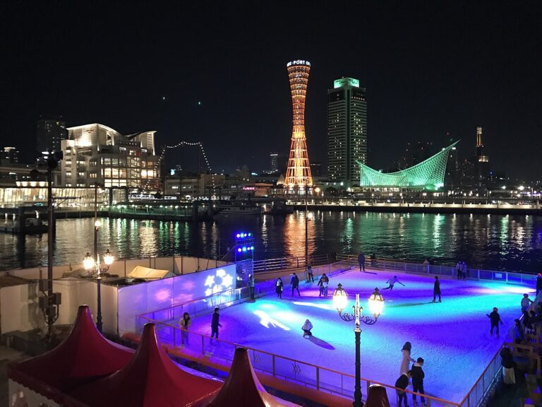夜晚的神戶港塔與海面燈光