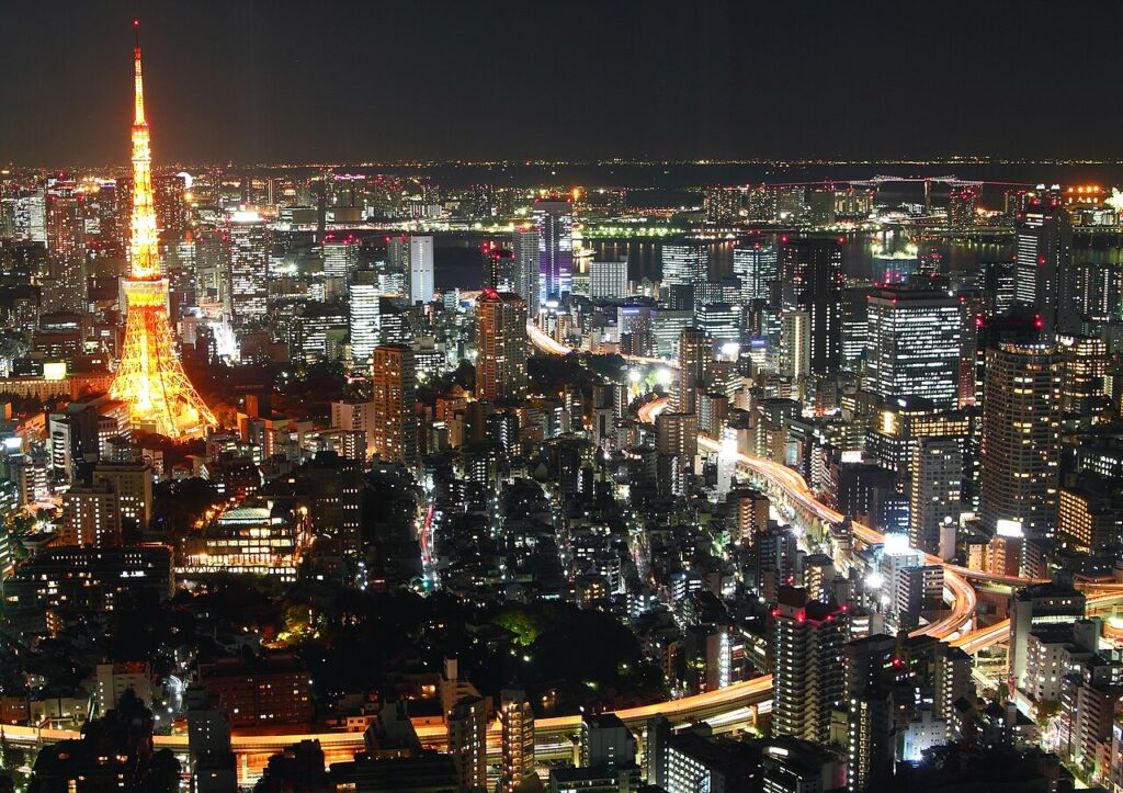 夜晚的東京鐵塔與市區